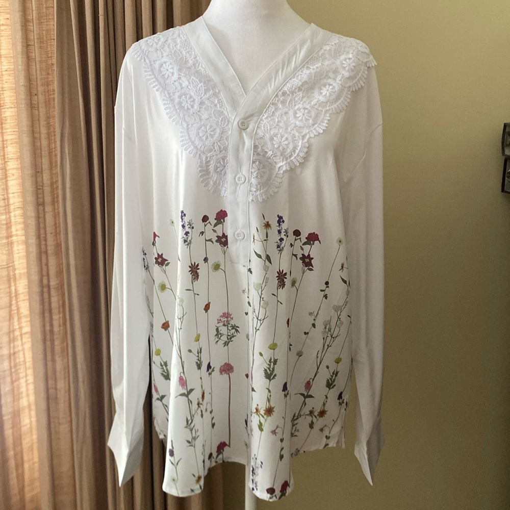 NWT Beautiful Button Down with Lace and Flower Design